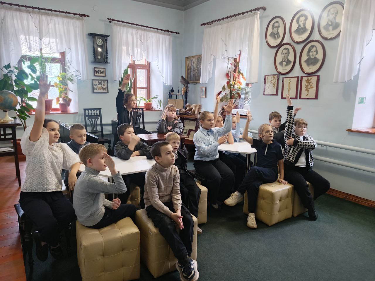 В мемориальном музее Бориса Гринченко прошел квиз «Флаг моей Республики», для учащихся Алексеевской гимназии В мемориальном музее Бориса Гринченко прошел квиз «Флаг моей Республики», для учащихся Алексеевской гимназии