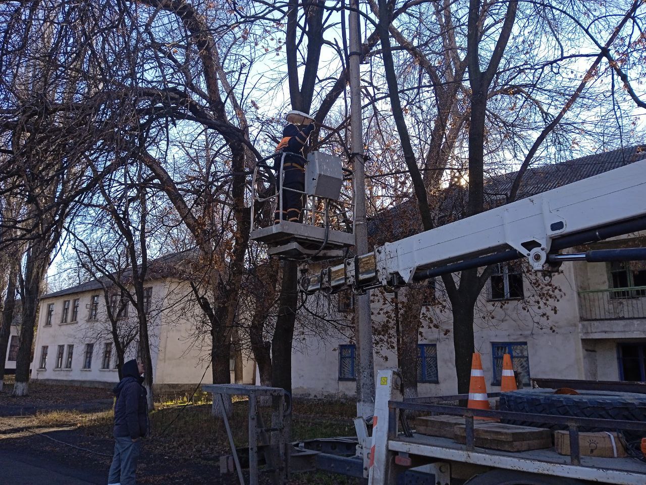 В населенных пунктах Краснодонщины провели ремонт линий наружного освещения