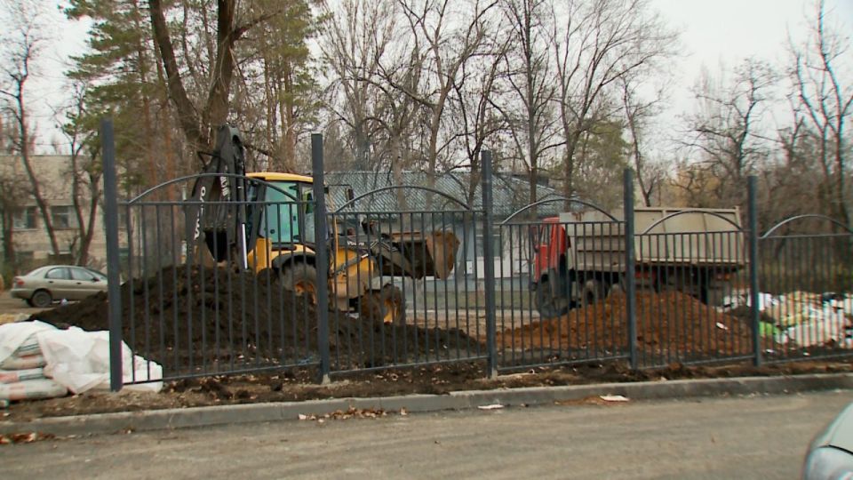 В начале декабря территория Краснодонской центральной городской многопрофильной больницы будет полностью огорожена В начале декабря территория Краснодонской центральной городской многопрофильной больницы будет полностью огорожена