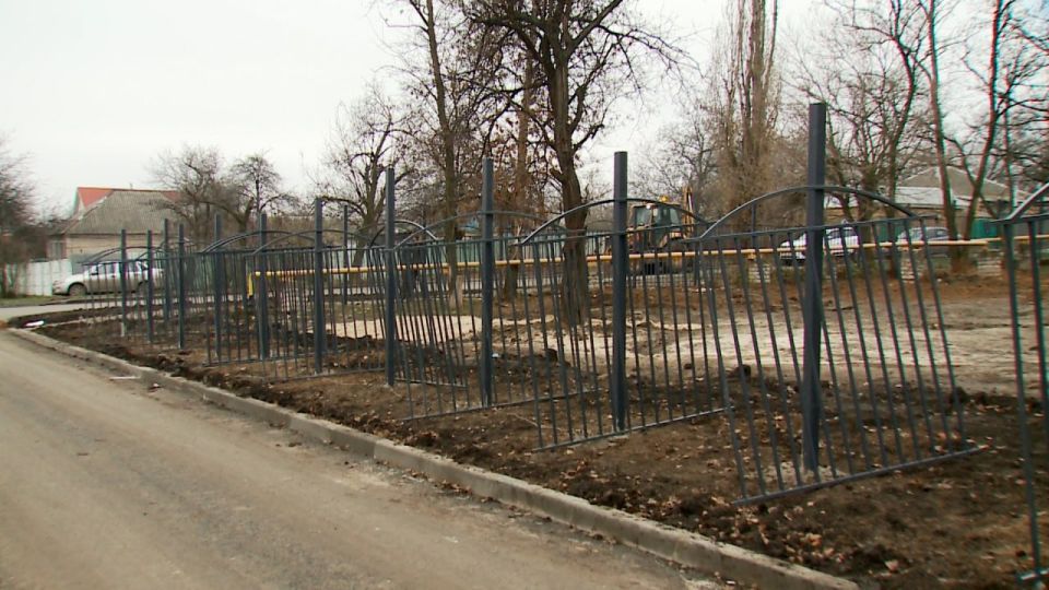 В начале декабря территория Краснодонской центральной городской многопрофильной больницы будет полностью огорожена В начале декабря территория Краснодонской центральной городской многопрофильной больницы будет полностью огорожена