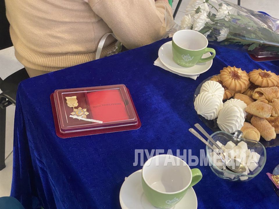 В преддверии Дня матери в Меловом состоялась церемония, посвященная матерям героев, отдавших жизни за Отечество, и тем, чьи сыновья сейчас находятся в зоне боевых действий В преддверии Дня матери в Меловом состоялась церемония, посвященная матерям героев, отдавших жизни за Отечество, и тем, чьи сыновья сейчас находятся в зоне боевых действий