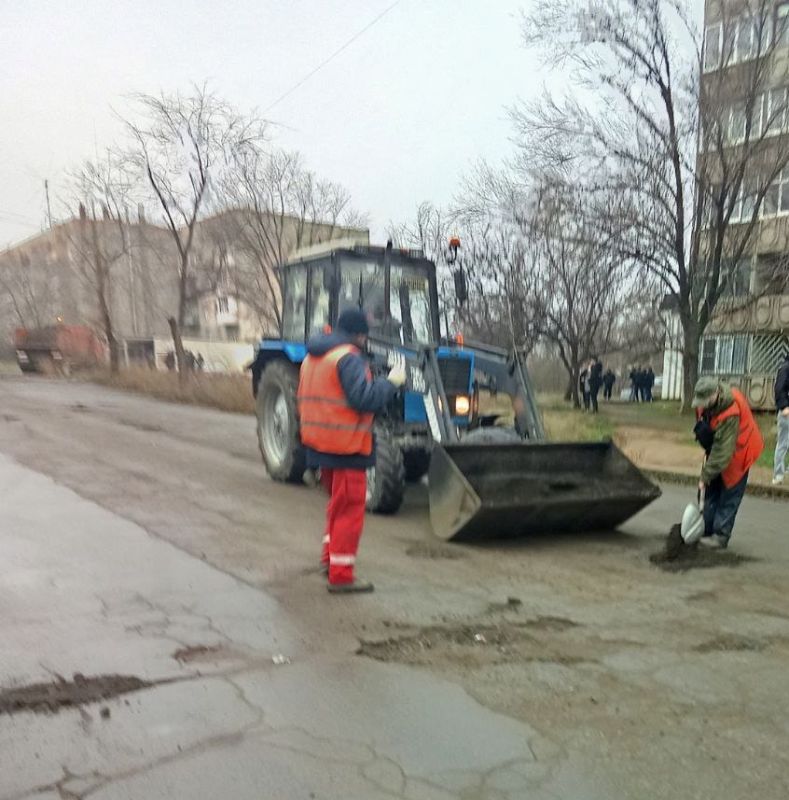 Коммунальные службы проводят работы на территории города Коммунальные службы проводят работы на территории города