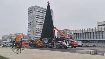 На Театральной площади установили главную новогоднюю ёлку Луганска