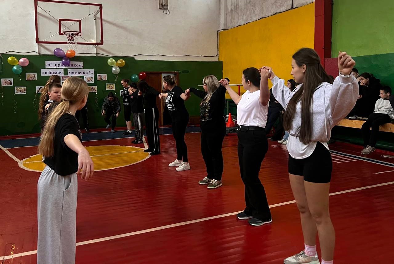 В Антрацитовской средней школе №12 прошли соревнования, приуроченные к празднованию Дня Матери В Антрацитовской средней школе №12 прошли соревнования, приуроченные к празднованию Дня Матери