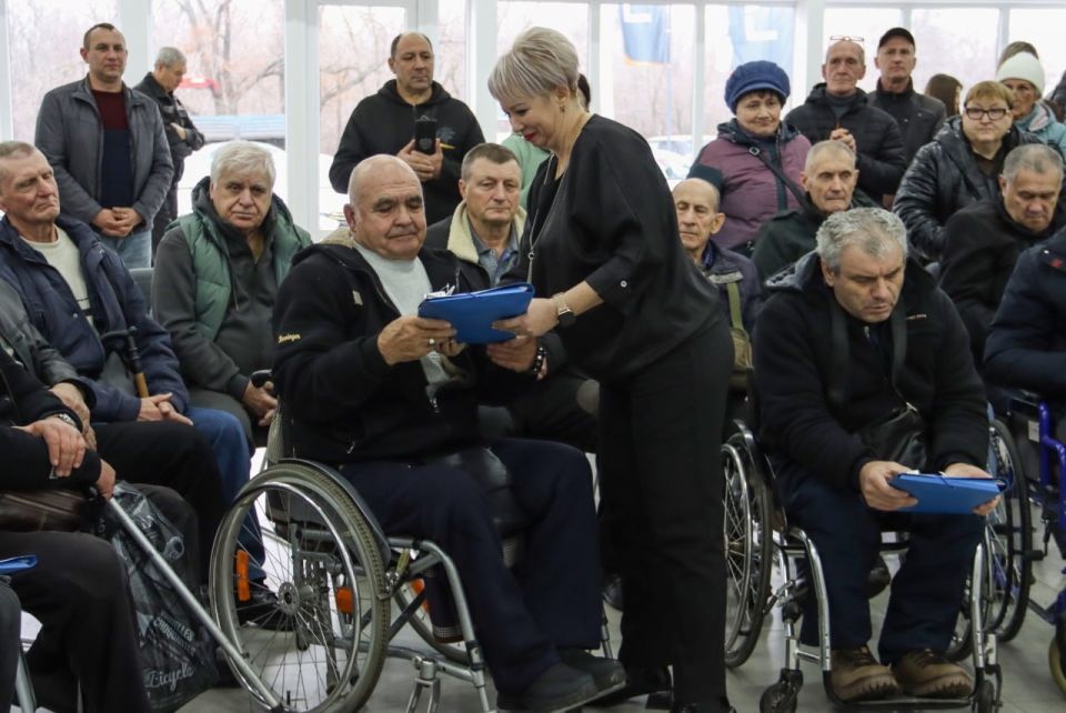 ОСФР по ЛНР передал во владение гражданам, ранее пострадавшим на производстве, автомобили с ручным управлением ОСФР по ЛНР передал во владение гражданам, ранее пострадавшим на производстве, автомобили с ручным управлением