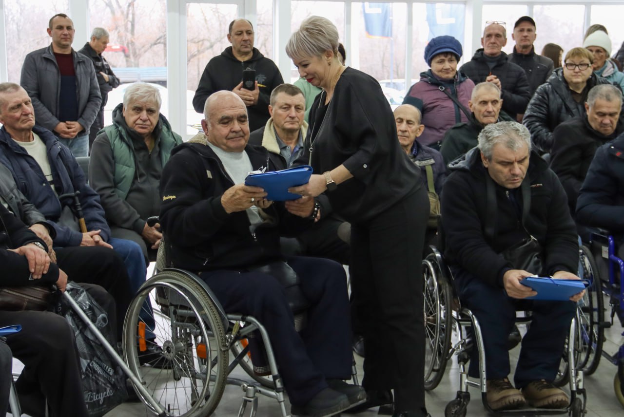 ОСФР по ЛНР передал во владение гражданам, ранее пострадавшим на производстве, автомобили с ручным управлением ОСФР по ЛНР передал во владение гражданам, ранее пострадавшим на производстве, автомобили с ручным управлением