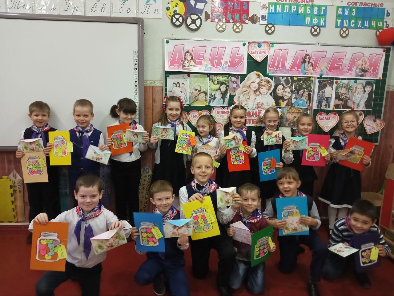 В 1 классе Станично-Луганской средней школы имени Грекова П.М. прошёл творческий мастер-класс по изготовлению открыток ко Дню Матери, и главными героями этого праздника стали наши замечательные ребята из движения "Орлята... В 1 классе Станично-Луганской средней школы имени Грекова П.М. прошёл творческий мастер-класс по изготовлению открыток ко Дню Матери, и главными героями этого праздника стали наши замечательные ребята из движения "Орлята...