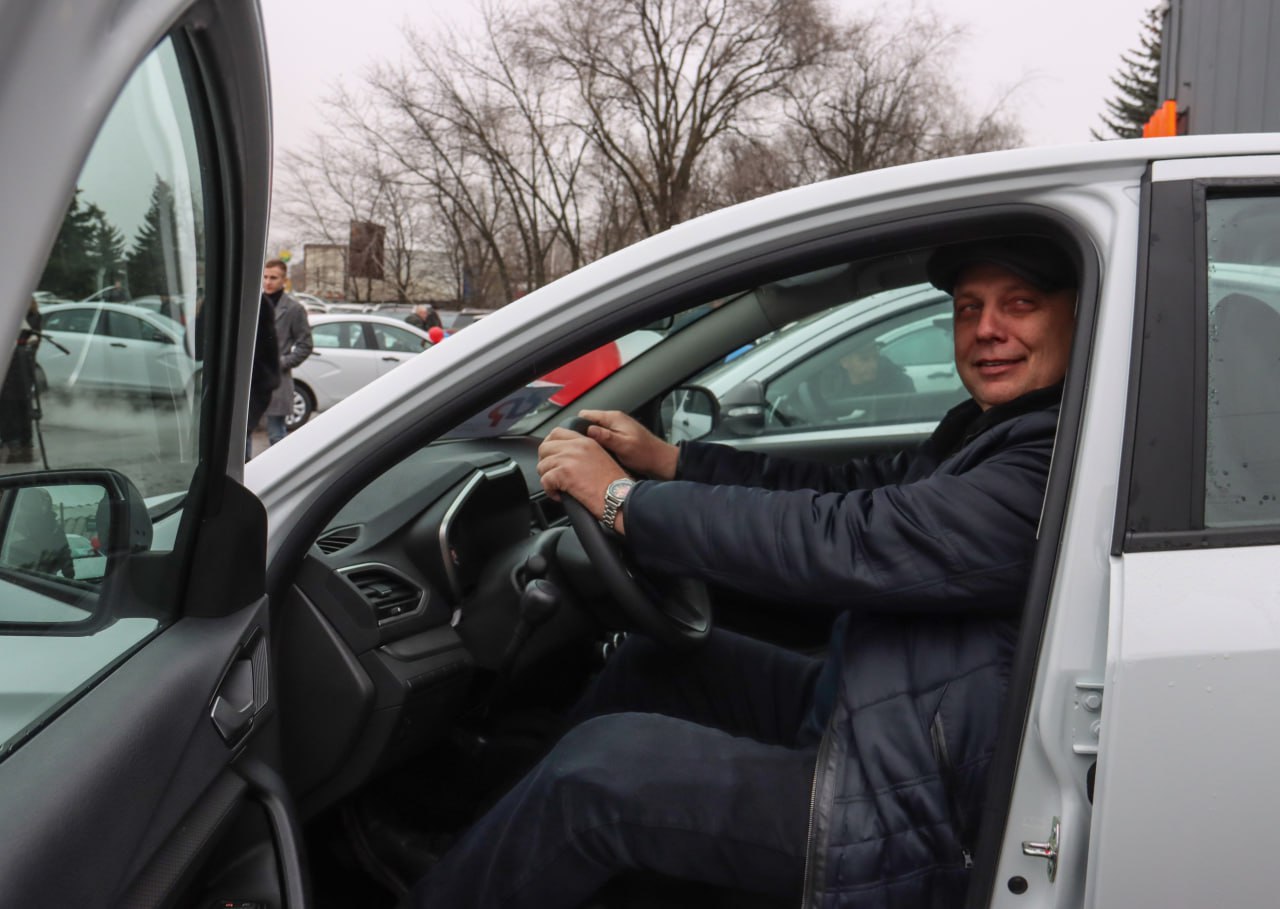 ОСФР по ЛНР передал во владение гражданам, ранее пострадавшим на производстве, автомобили с ручным управлением ОСФР по ЛНР передал во владение гражданам, ранее пострадавшим на производстве, автомобили с ручным управлением