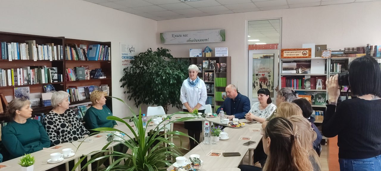 В Славяносербской центральной библиотеке состоялось торжественное мероприятие, посвященное Дню матери «Почёт тем, кто дарит жизнь» В Славяносербской центральной библиотеке состоялось торжественное мероприятие, посвященное Дню матери «Почёт тем, кто дарит жизнь»