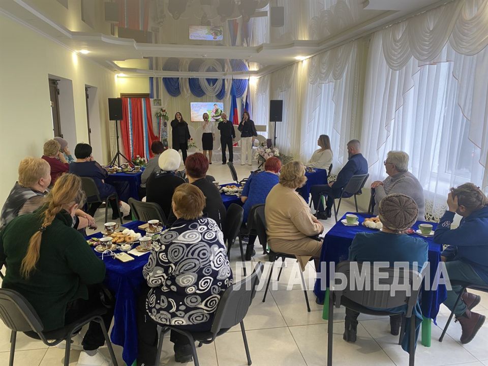 В преддверии Дня матери в Меловом состоялась церемония, посвященная матерям героев, отдавших жизни за Отечество, и тем, чьи сыновья сейчас находятся в зоне боевых действий