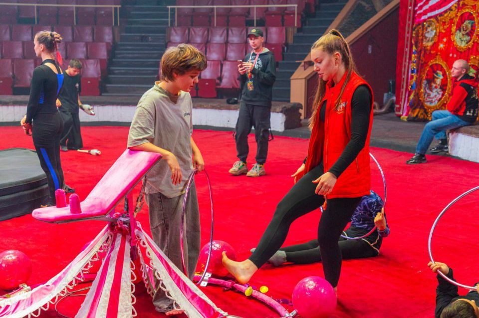 Мастер-класс от артистов цирковой программы «Золотой сезон» прошел сегодня в Луганском цирке Мастер-класс от артистов цирковой программы «Золотой сезон» прошел сегодня в Луганском цирке