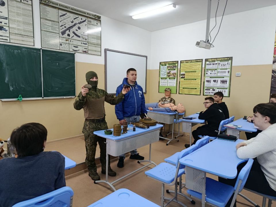 "ЕДИНАЯ РОССИЯ" продолжает обучать школьников Северодонецка правилам обращения со взрывоопасными предметами