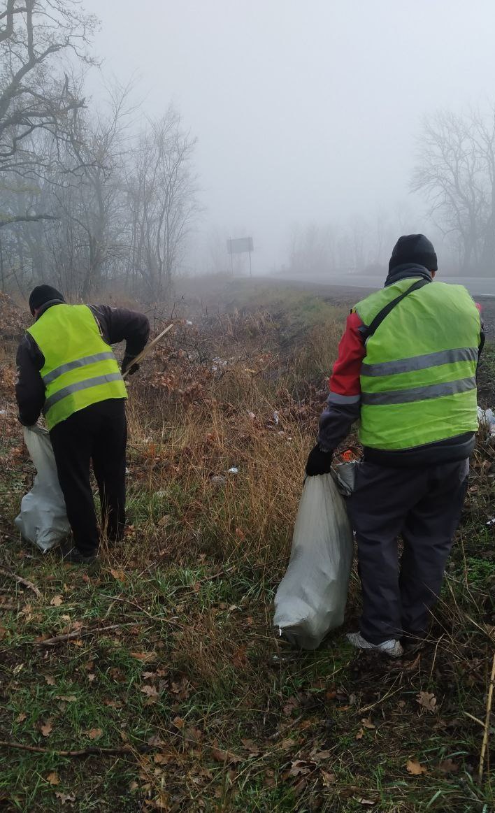 На автодороге Луганск – Георгиевка с подъездом к аэропорту выполнены работы по уборке мусора вдоль обочин