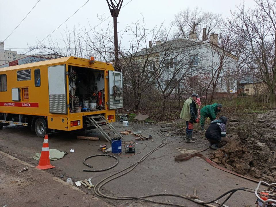 В Луганске специалисты «Луганскводы» меняют очередной аварийный участок водовода