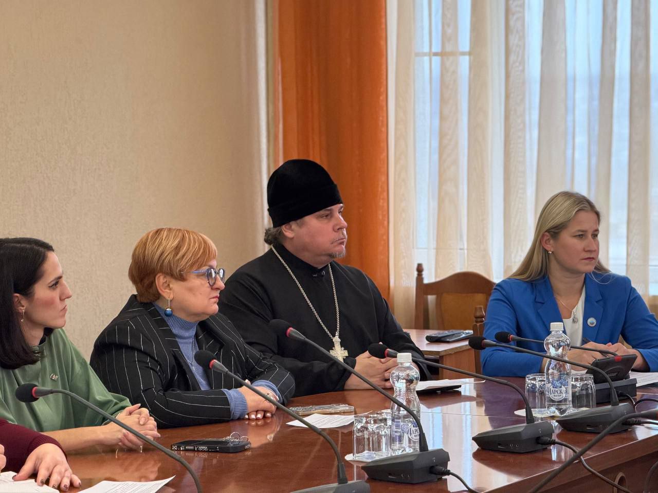 В Администрации города Луганска состоялось заседание депутатского клуба, посвященное вопросам укрепления межконфессионального единства и развитию сотрудничества с Общественной палатой ЛНР В Администрации города Луганска состоялось заседание депутатского клуба, посвященное вопросам укрепления межконфессионального единства и развитию сотрудничества с Общественной палатой ЛНР