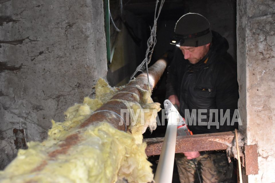 Специалисты Кировского филиала Единой управляющей компании проводят комплексную замену водопроводных труб в одном из многоквартирных домов города