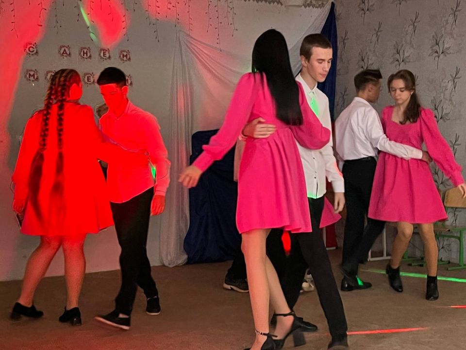 Сегодня в «Станично-Луганской средней школе имени Грекова П.М.» прошел праздничный концерт, посвященный Дню матери Сегодня в «Станично-Луганской средней школе имени Грекова П.М.» прошел праздничный концерт, посвященный Дню матери