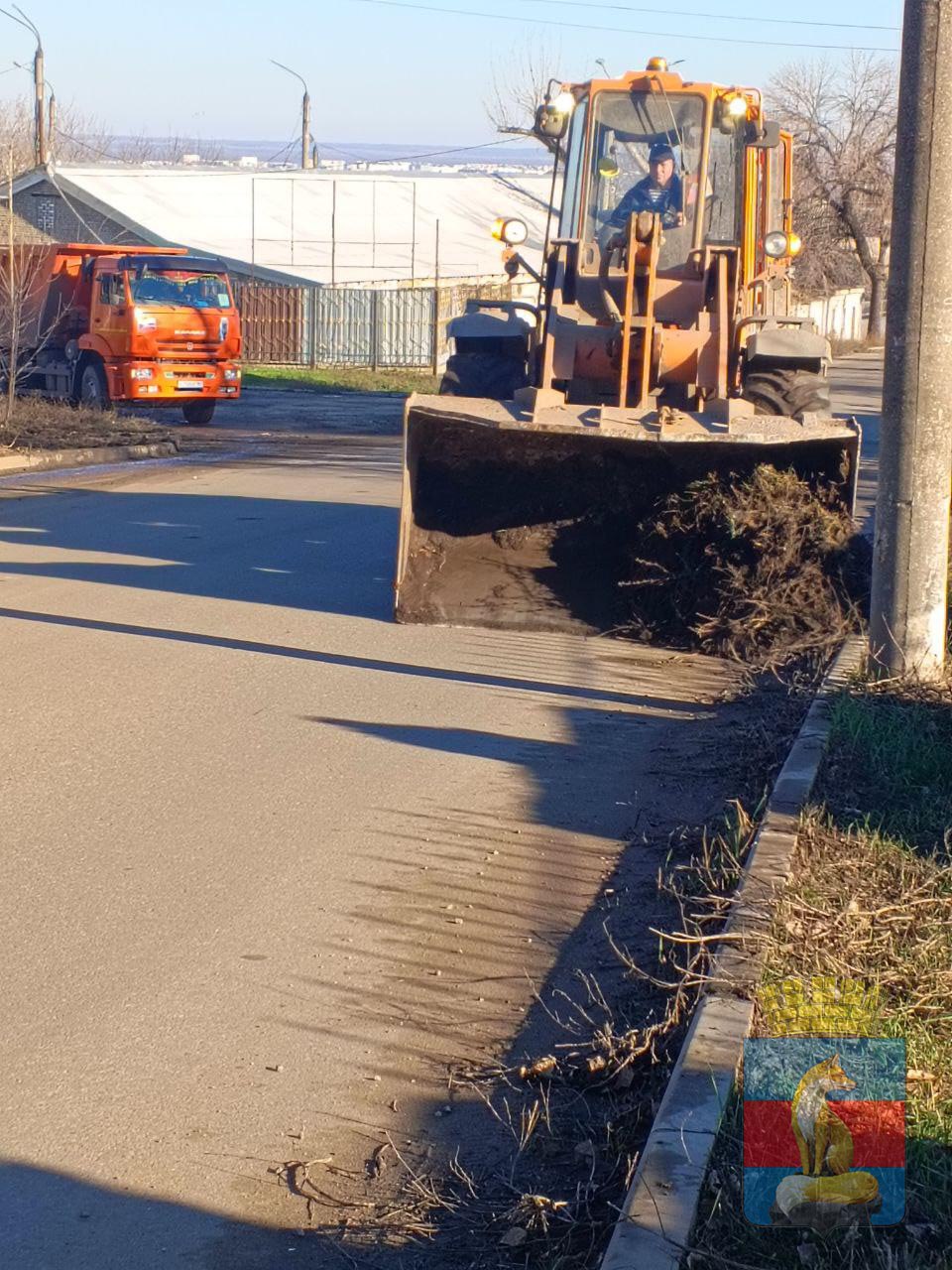 Коммунальные службы проводят работы на территории города Лисичанска Коммунальные службы проводят работы на территории города Лисичанска