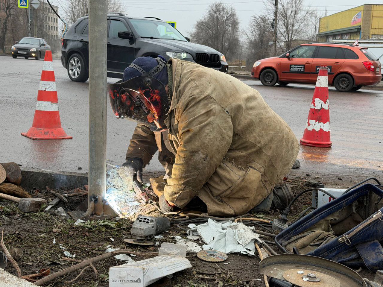 Сергей Колягин: Продолжаем восстанавливать работоспособность светофорного комплекса, регулирующего движение на перекрестке улиц Бахмутского, Ленина, Островского и Макаренко в Первомайске Сергей Колягин: Продолжаем восстанавливать работоспособность светофорного комплекса, регулирующего движение на перекрестке улиц Бахмутского, Ленина, Островского и Макаренко в Первомайске