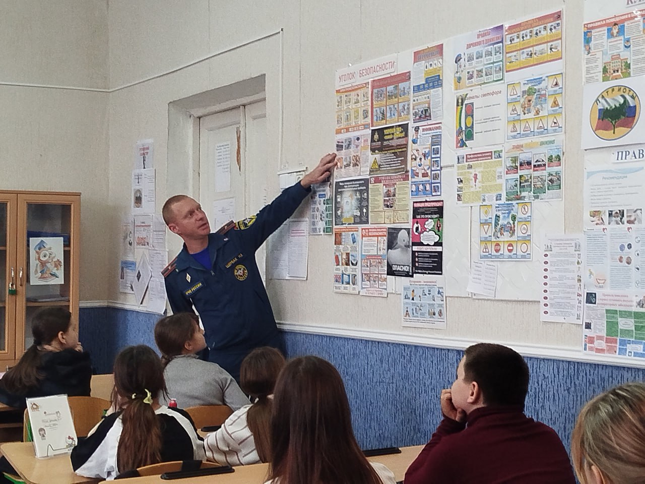 26 ноября в ГБОУ ЛНР "Рубежанская ОШ № 3" представитель службы МЧС, Щербак Н., провел профилактические беседы для обучающихся 6 классов "Правила пожарной безопасности в период проведения новогодних праздников", "Меры... 26 ноября в ГБОУ ЛНР "Рубежанская ОШ № 3" представитель службы МЧС, Щербак Н., провел профилактические беседы для обучающихся 6 классов "Правила пожарной безопасности в период проведения новогодних праздников", "Меры...