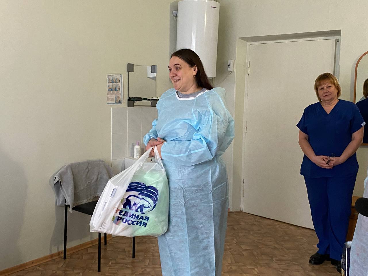 В преддверии Дня матери единороссы поздравили рожениц в Антраците В преддверии Дня матери единороссы поздравили рожениц в Антраците