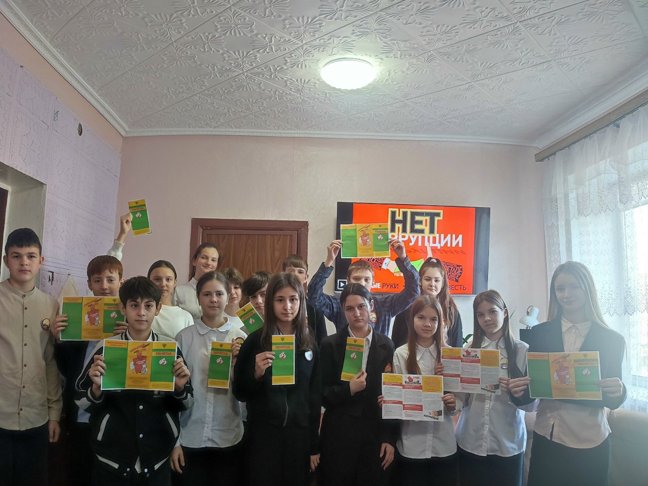 В Лутугинской Районной библиотеке прошел тематический час, посвященный противодействию коррупции