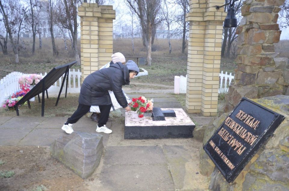 Возложение цветов к Памятному знаку Возложение цветов к Памятному знаку