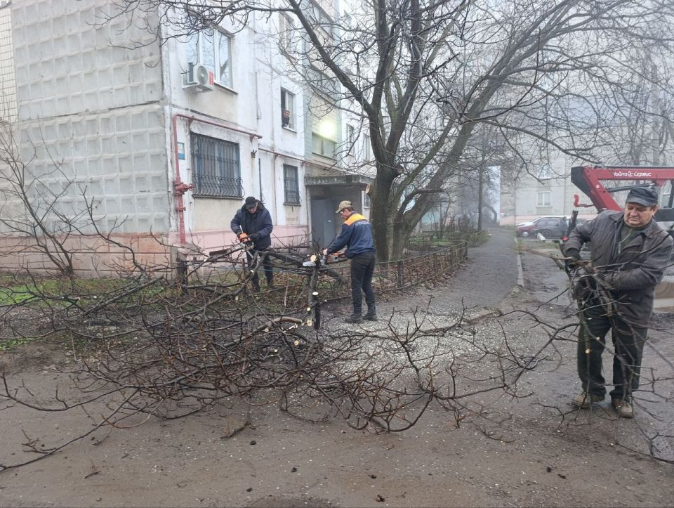 Коммунальные службы проводят работы на территории города Коммунальные службы проводят работы на территории города