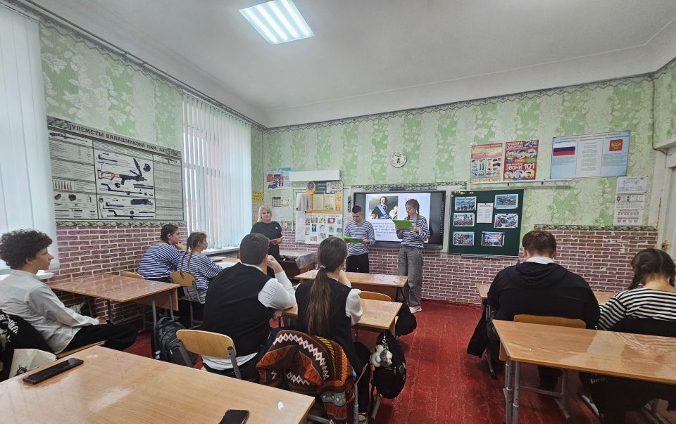 В Брянковской специализированной школе №1 прошел урок мужества, на котором классный руководитель 9 – А класса Курпан Ирина познакомила обучающихся с историей морской пехоты, её ролью в годы Великой Отечественной войны и... В Брянковской специализированной школе №1 прошел урок мужества, на котором классный руководитель 9 – А класса Курпан Ирина познакомила обучающихся с историей морской пехоты, её ролью в годы Великой Отечественной войны и...