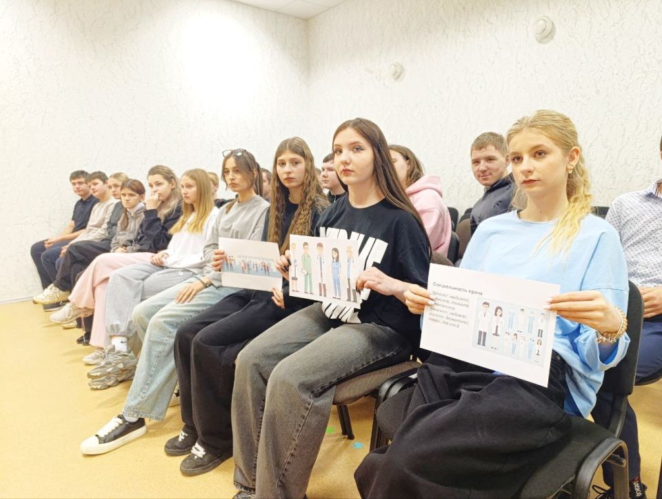 Представитель Луганской городской больницы № 1 провел профориентационную беседу среди школьников Представитель Луганской городской больницы № 1 провел профориентационную беседу среди школьников