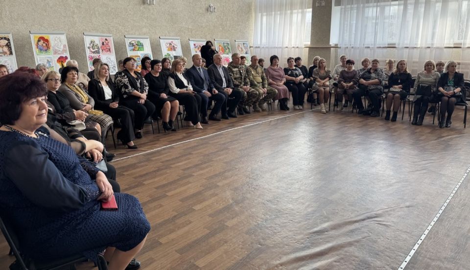 Владимир Шавлай: Сегодня, в преддверии одного из самых теплых и душевных праздников — Дня Матери, посетил «Краснодонскую среднюю школу №4 имени Героя Советского Союза С.Г. Тюленина», встретился с уважаемыми педагогами и... Владимир Шавлай: Сегодня, в преддверии одного из самых теплых и душевных праздников — Дня Матери, посетил «Краснодонскую среднюю школу №4 имени Героя Советского Союза С.Г. Тюленина», встретился с уважаемыми педагогами и...