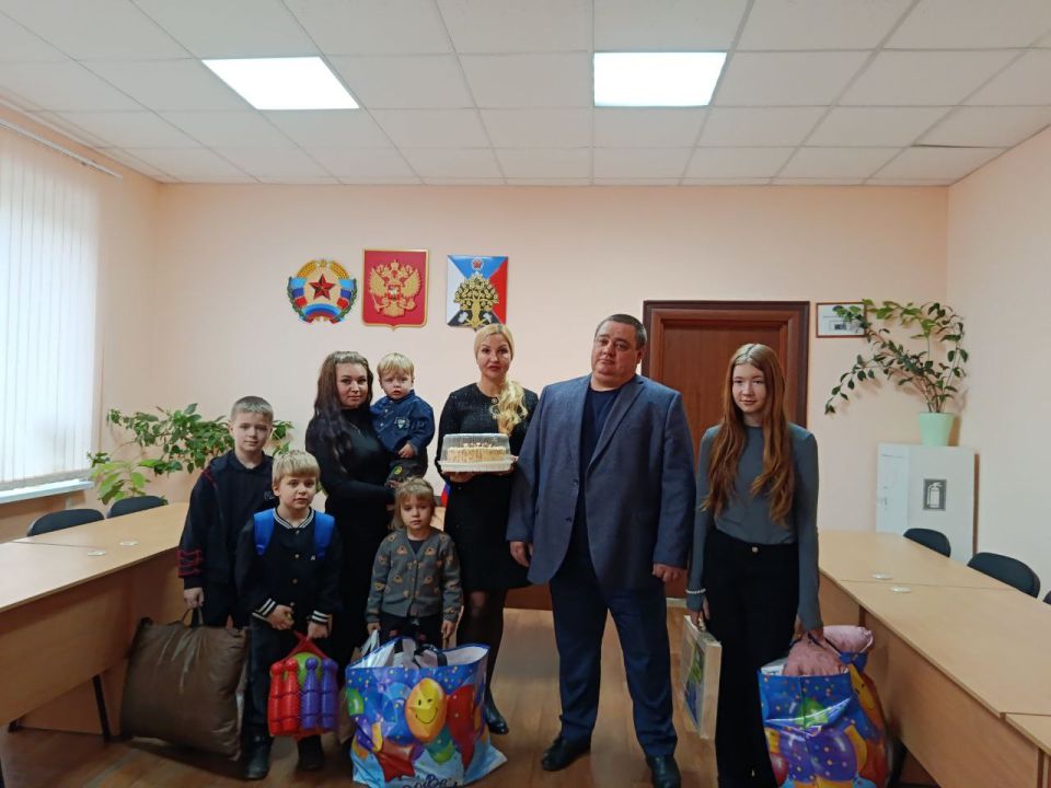 В Ровеньках чествовали многодетных матерей в преддверии Дня матери В Ровеньках чествовали многодетных матерей в преддверии Дня матери
