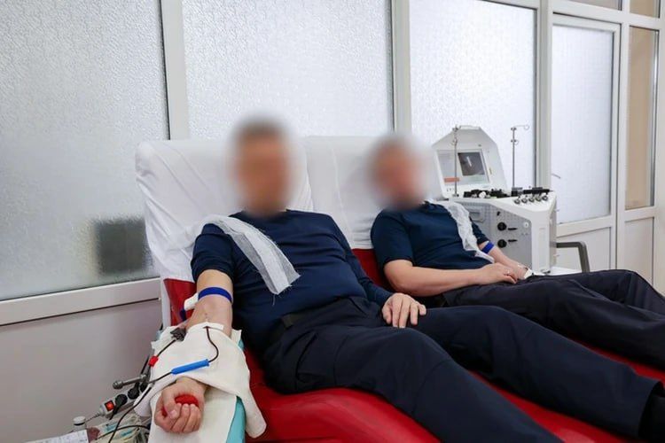 "Это возможность помочь": В ЛНР полицейские сдали кровь