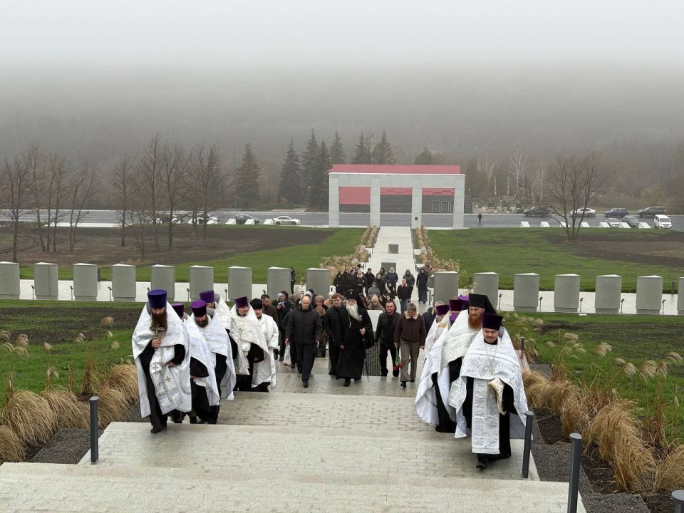 В Красном Луче освящён обновлённый Мемориальный комплекс боевой славы на реке Миус В Красном Луче освящён обновлённый Мемориальный комплекс боевой славы на реке Миус