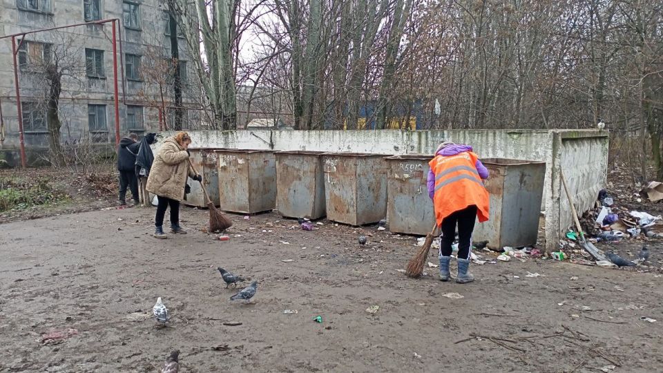 Несколько дней продолжалась работа по ликвидации несанкционированной свалки по ул. Рылеева, которая растянулась на более чем 50 метров вдоль дороги Несколько дней продолжалась работа по ликвидации несанкционированной свалки по ул. Рылеева, которая растянулась на более чем 50 метров вдоль дороги