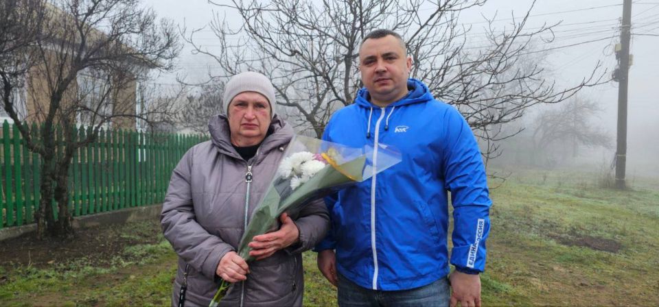 Накануне Дня матери в населенных пунктах Краснолучского городского округа: г. Петровское, г. Вахрушево и пгт. Запорожье сотрудники отделов жизнеобеспечения, активисты партии «Единая Россия» и работники учреждений культуры... Накануне Дня матери в населенных пунктах Краснолучского городского округа: г. Петровское, г. Вахрушево и пгт. Запорожье сотрудники отделов жизнеобеспечения, активисты партии «Единая Россия» и работники учреждений культуры...