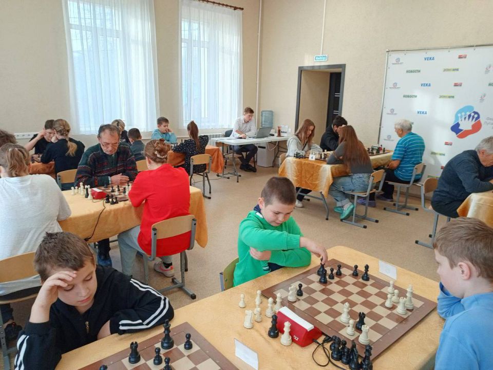 19 населённых пунктов РФ, кто бы мог подумать! А 98 игроков в двух турнирах? Это рекорд! Год назад было 80. Турниры по быстрым шахматам в рамках традиционного луганского фестиваля «Связь поколений» завершены 19 населённых пунктов РФ, кто бы мог подумать! А 98 игроков в двух турнирах? Это рекорд! Год назад было 80. Турниры по быстрым шахматам в рамках традиционного луганского фестиваля «Связь поколений» завершены