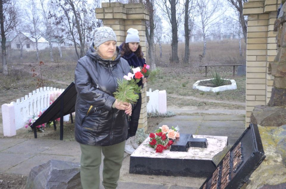 Возложение цветов к Памятному знаку Возложение цветов к Памятному знаку