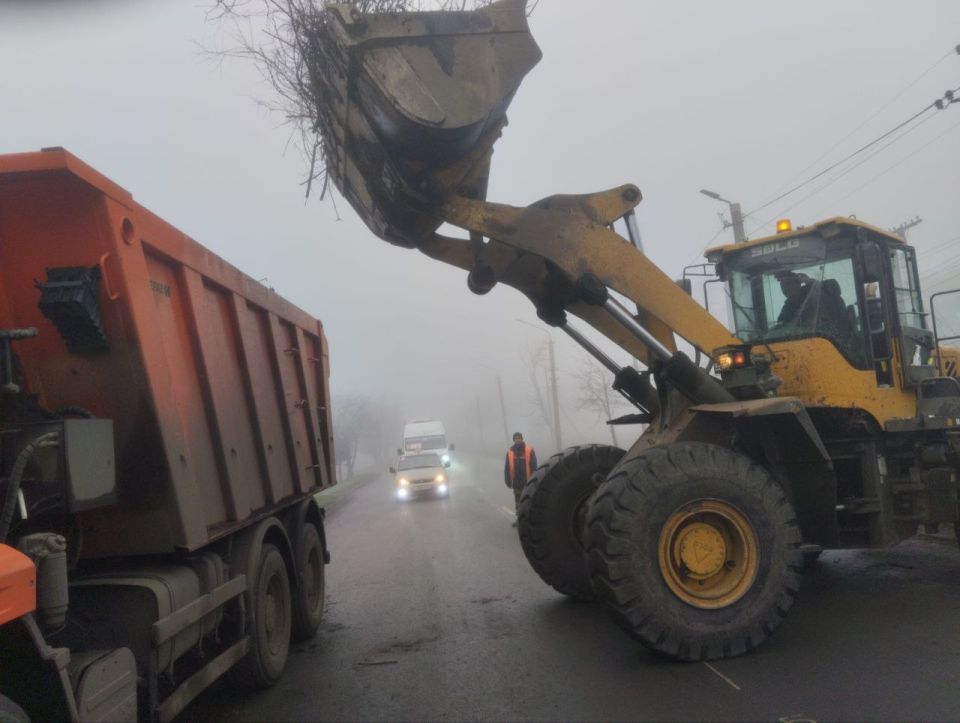 Ровеньковские коммунальщики трудятся с самого утра: чистота улиц – в приоритете! Ровеньковские коммунальщики трудятся с самого утра: чистота улиц – в приоритете!