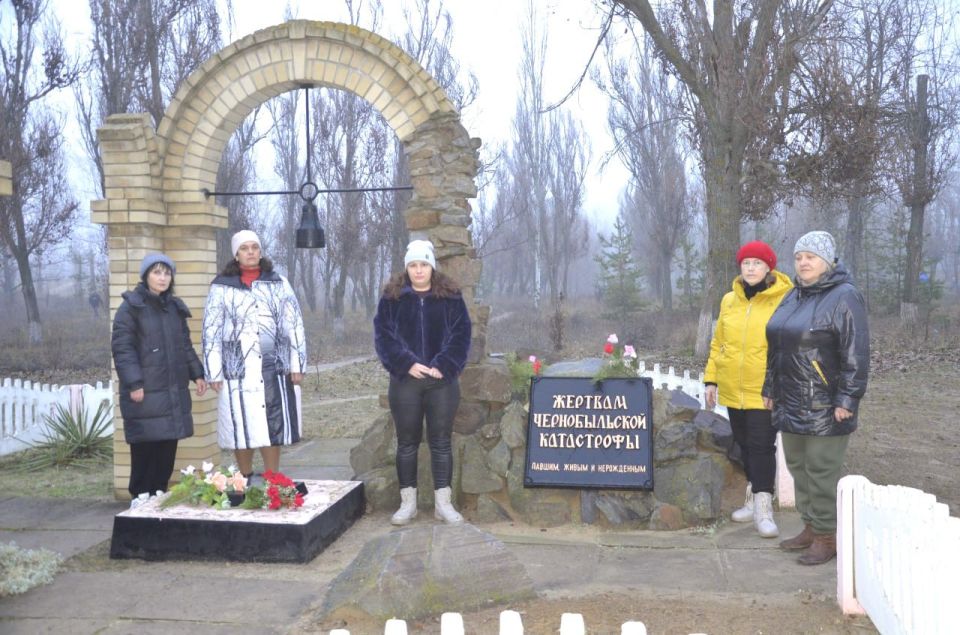 Возложение цветов к Памятному знаку Возложение цветов к Памятному знаку