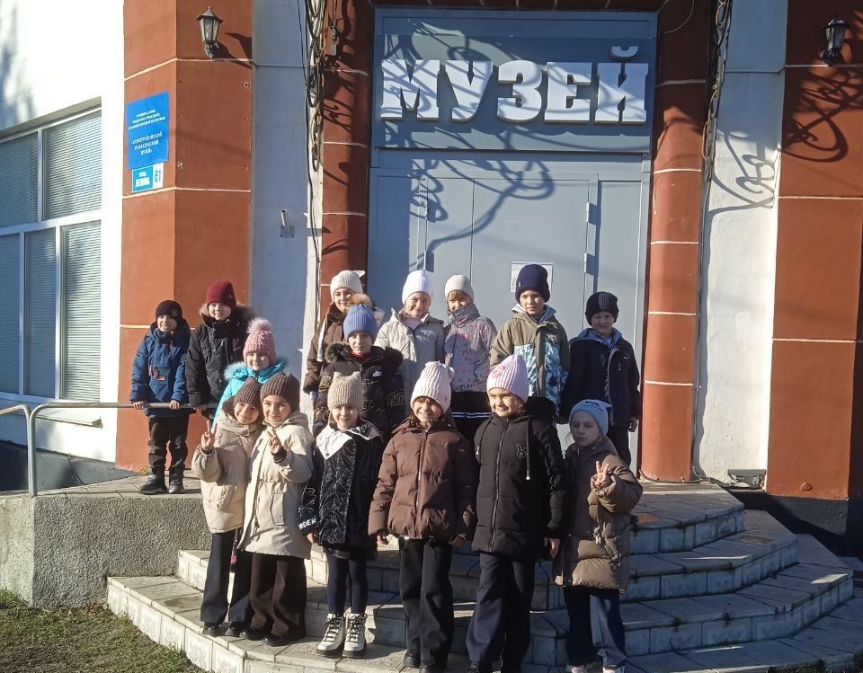 В преддверии дня Матери, самые младшие учащиеся школы, два класса первоклашек, посетили краеведческий музей с познавательной экскурсией «Материнское тепло в истории нашего края» В преддверии дня Матери, самые младшие учащиеся школы, два класса первоклашек, посетили краеведческий музей с познавательной экскурсией «Материнское тепло в истории нашего края»