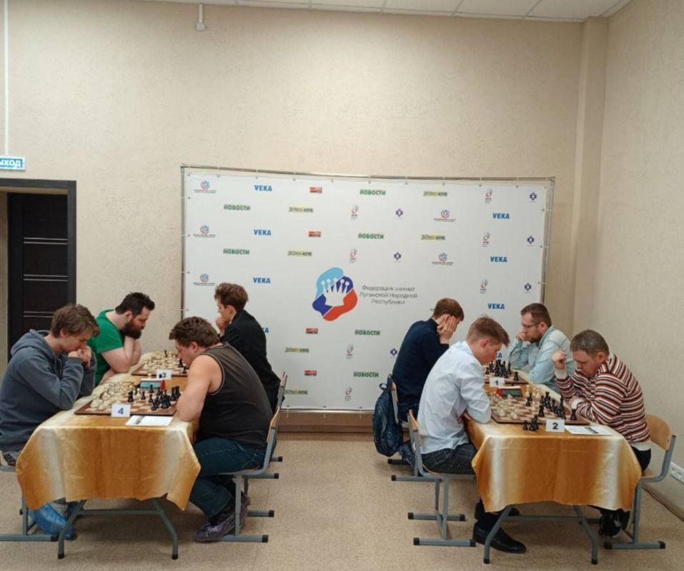 19 населённых пунктов РФ, кто бы мог подумать! А 98 игроков в двух турнирах? Это рекорд! Год назад было 80. Турниры по быстрым шахматам в рамках традиционного луганского фестиваля «Связь поколений» завершены 19 населённых пунктов РФ, кто бы мог подумать! А 98 игроков в двух турнирах? Это рекорд! Год назад было 80. Турниры по быстрым шахматам в рамках традиционного луганского фестиваля «Связь поколений» завершены