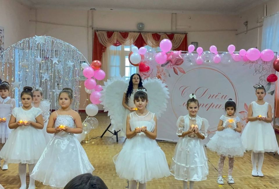 Сердечное признание: Праздничный концерт ко Дню матери в Ровеньковской школе № 12 Сердечное признание: Праздничный концерт ко Дню матери в Ровеньковской школе № 12