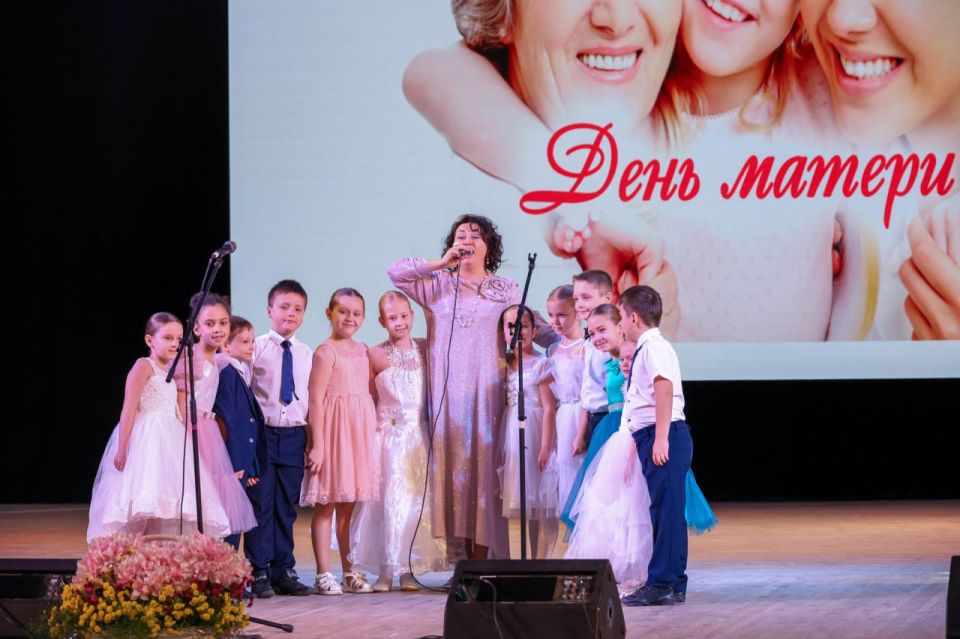 Денис Колесников от лица Парламента ЛНР поздравил женщин республики с Днем матери Денис Колесников от лица Парламента ЛНР поздравил женщин республики с Днем матери