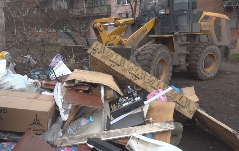 Коммунальные службы проводят работы на территории города Коммунальные службы проводят работы на территории города