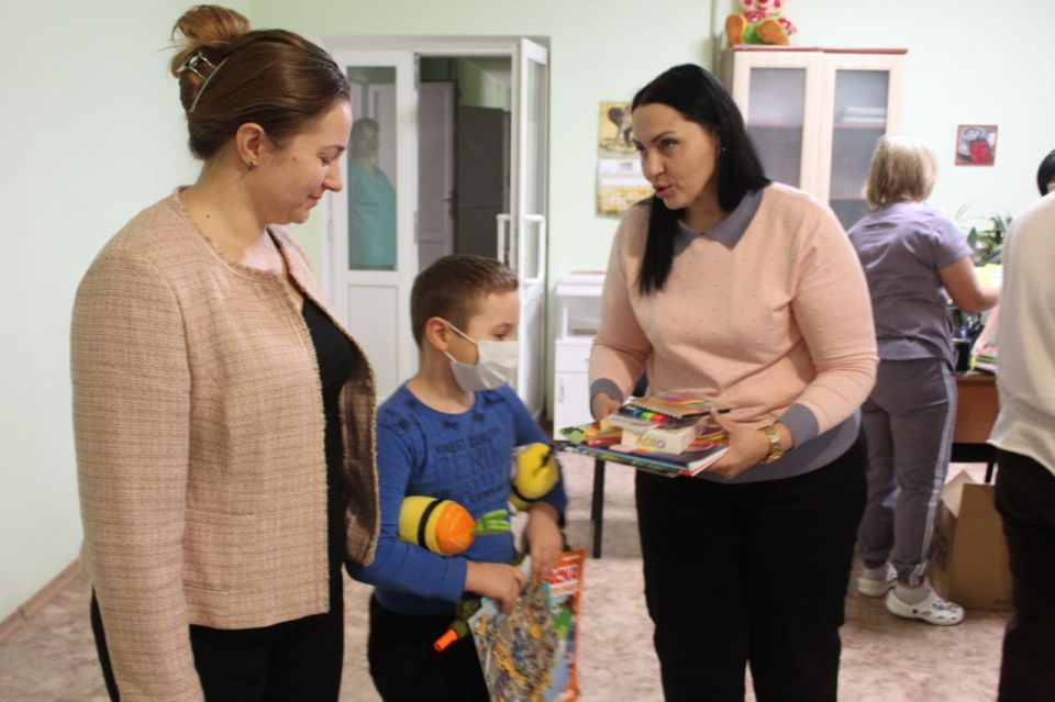 Юлия Кожухарь: Вместе с Председателем Совета Новопсковского муниципального округа Викторией Широкорад и активистами Партии посетили детское отделение Новопсковской многопрофильной больницы и подарили детям радость, вручив им... Юлия Кожухарь: Вместе с Председателем Совета Новопсковского муниципального округа Викторией Широкорад и активистами Партии посетили детское отделение Новопсковской многопрофильной больницы и подарили детям радость, вручив им...