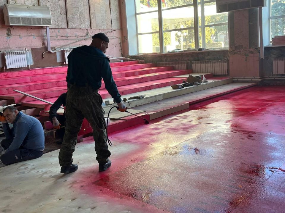 В зрительном зале Марковского районного ДК заканчивают монтаж нового пола В зрительном зале Марковского районного ДК заканчивают монтаж нового пола