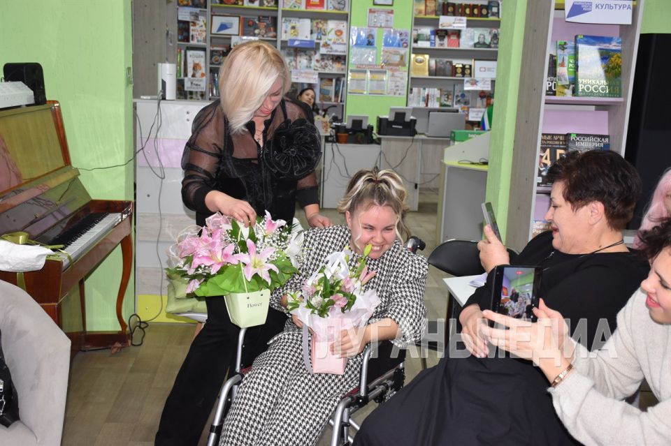 В Стаханове состоялась презентация сборника поэтессы Марии Щировой В Стаханове состоялась презентация сборника поэтессы Марии Щировой