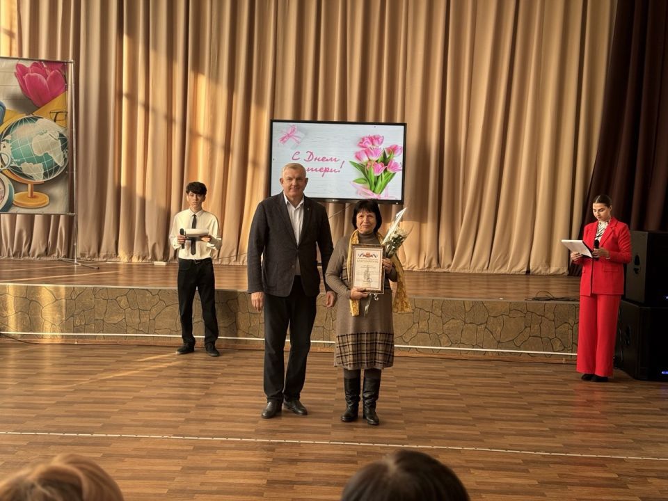 Владимир Шавлай: Сегодня, в преддверии одного из самых теплых и душевных праздников — Дня Матери, посетил «Краснодонскую среднюю школу №4 имени Героя Советского Союза С.Г. Тюленина», встретился с уважаемыми педагогами и... Владимир Шавлай: Сегодня, в преддверии одного из самых теплых и душевных праздников — Дня Матери, посетил «Краснодонскую среднюю школу №4 имени Героя Советского Союза С.Г. Тюленина», встретился с уважаемыми педагогами и...