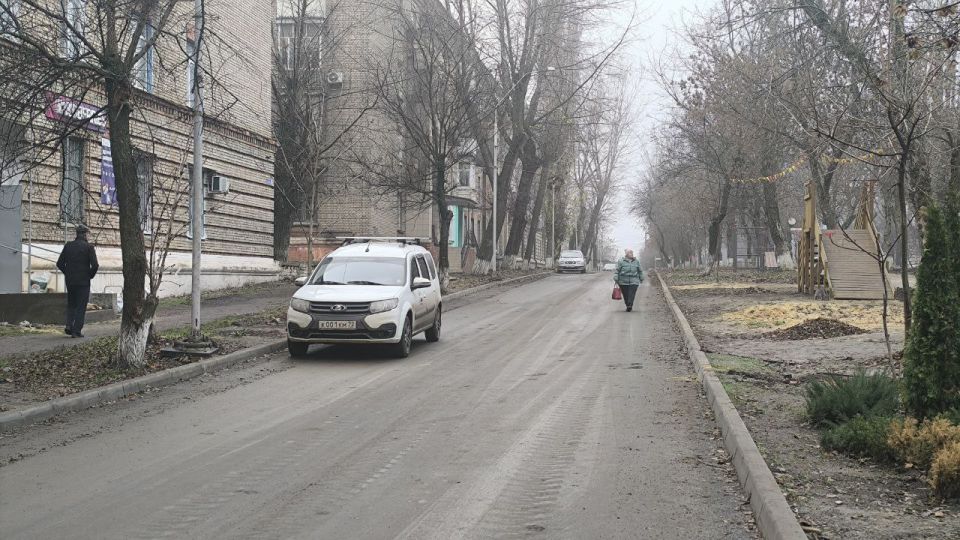 Тюменские строители завершили капитальный ремонт проезжей части ул. Ленина в г. Молодогвардейске. Сегодня наносят разметку Тюменские строители завершили капитальный ремонт проезжей части ул. Ленина в г. Молодогвардейске. Сегодня наносят разметку